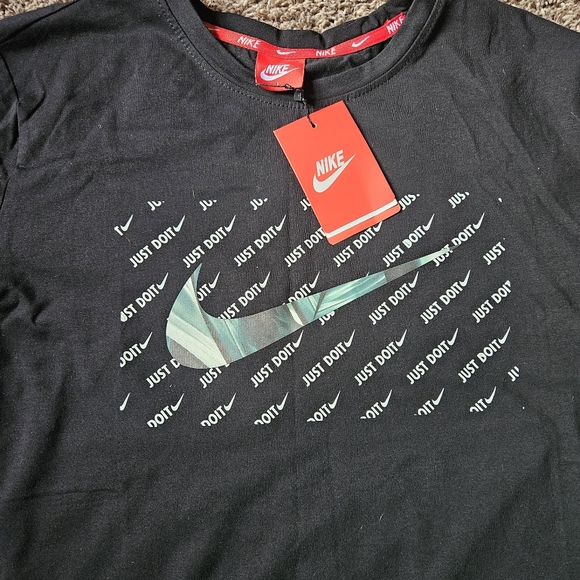 Nike T-Shirt - Picture 2 of 4